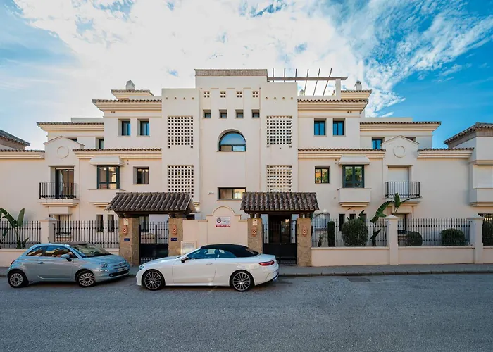 Renovated In 2024 - With Pool And Parking Apartment
